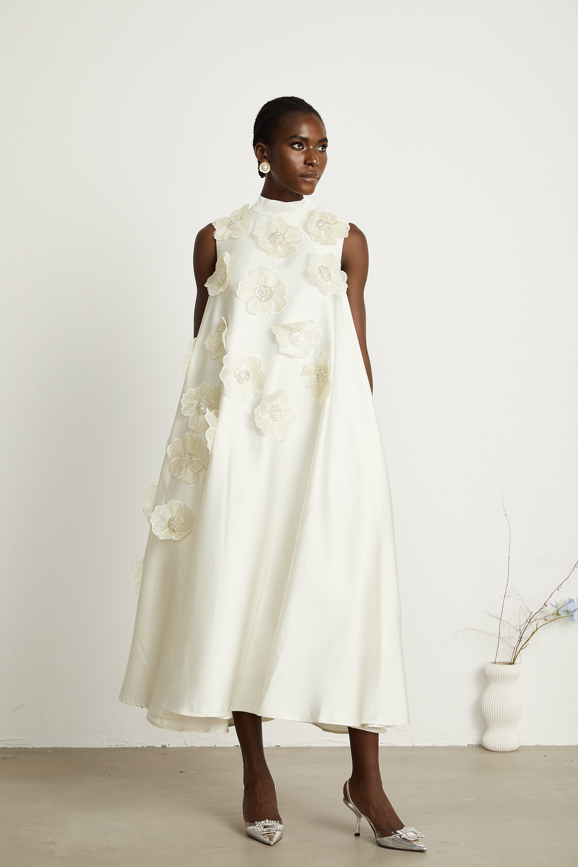 Émilie sleeveless floral-applique midi dress in White